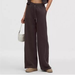 Scuba Mid-Rise Wide-Leg Pant
Regular